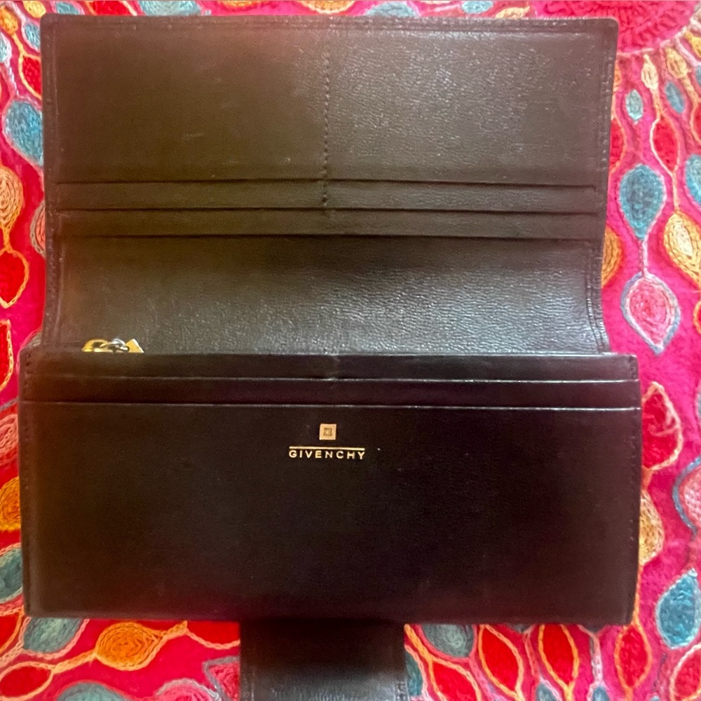 GIVENCHY black leather wallet - EUC. Measures apx. 7 1/2 x 4“ - Picture 4 of 10